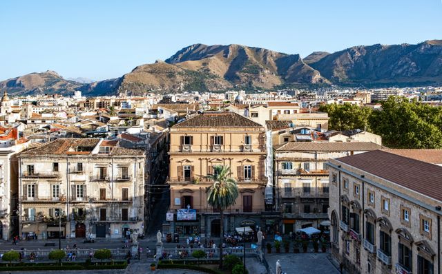 Turismo in Sicilia: come l’ondata di visitatori sta ridisegnando negozi, moda e consumi nelle città d’arte